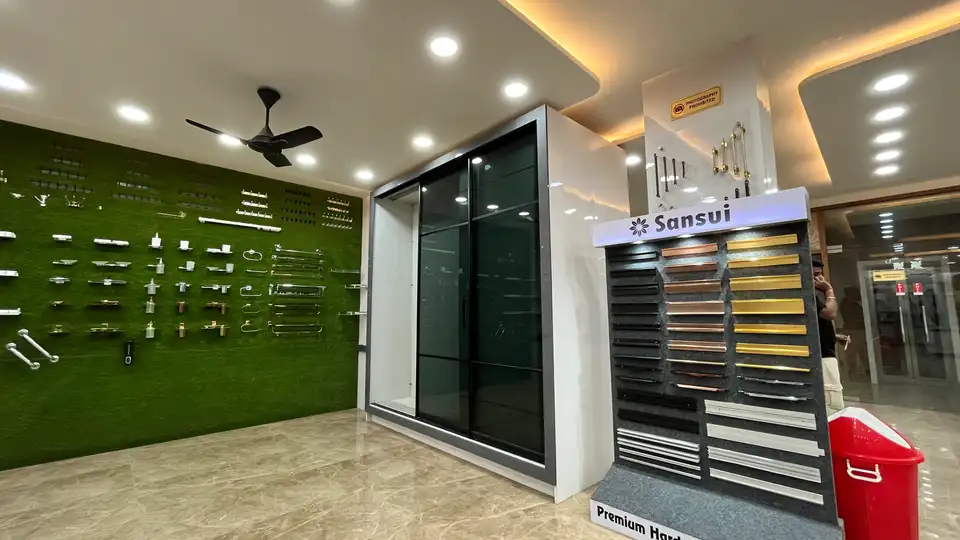 Hardware corner with green sample wall, sliding glass door unit and profile display